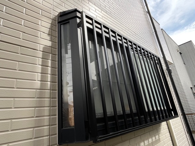 窓ガラスに防犯用の格子設置